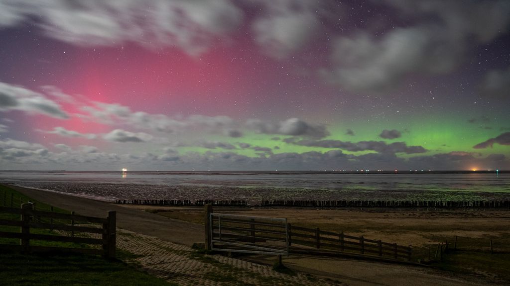 Разноцветное небо: фотографы запечатлели уникальное северное сияние